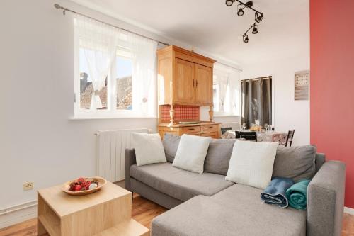 un salon avec un canapé et une table dans l'établissement Aux 4 saisons - Proche de Gérardmer, à Corcieux