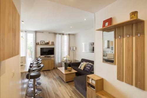 un salon avec un canapé noir et un salon dans l'établissement Casa Blue Azur - Juan Les Pins, à Antibes