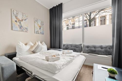 Un pat sau paturi într-o cameră la Privates City-Apartement nah der Messe und LanxessArena