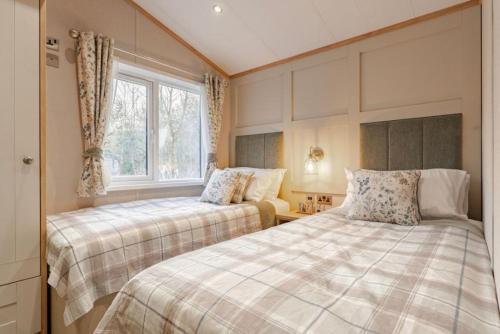 Postel nebo postele na pokoji v ubytování The Harrogate - Norfolk Cottage Agency