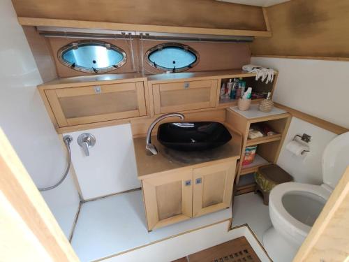 ein kleines Badezimmer mit Waschbecken und Toilette in der Unterkunft Luxurious Caprie Italia Boat Rental with Breathtaking Ocean Views in Marina Grande di Capri