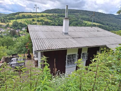 Nespecifikovaný výhled na hory nebo výhled na hory při pohledu z prázdninového domu