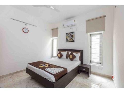 Katil atau katil-katil dalam bilik di BluO 1BHK Koramangala - Kitchen, Lift, Parking