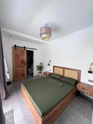 1 dormitorio con 1 cama verde grande en una habitación en Casa Lily a private villa, en San Fernando