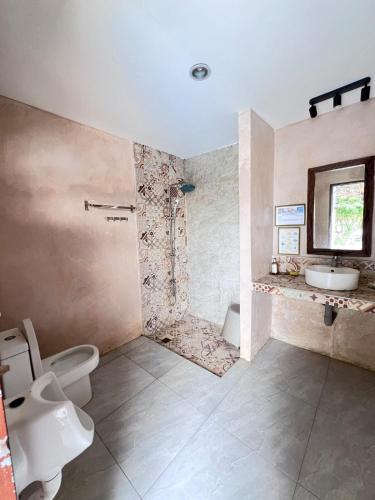 un baño con inodoro y lavabo en Casa Lily a private villa, en San Fernando