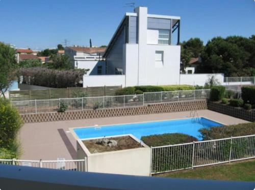 une grande piscine devant une maison dans l'établissement ღ L'Oasis - Piscine, Parking & Wifi, à La Rochelle