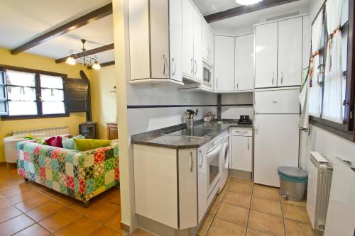 A kitchen or kitchenette at Mayorazgo De Altamira Mila