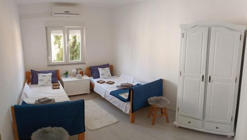 Habitación con 2 camas y 2 sillas en Sunny Family Apartment, en Gornji Karin