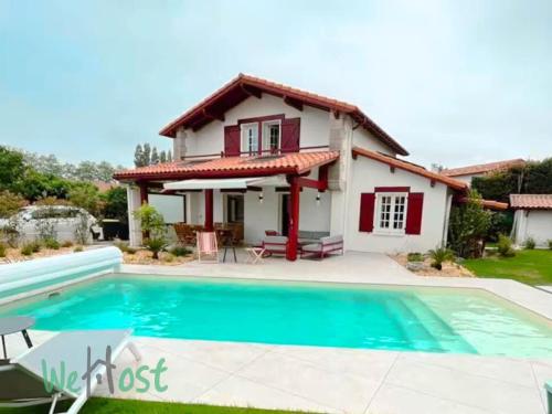 une villa avec piscine devant une maison dans l'établissement Beautiful Villa with Pool Parking St Jean de Luz, à Saint-Jean-de-Luz