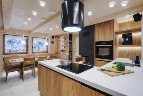 Kuchyň nebo kuchyňský kout v ubytování Luxury Alpine Chalet & Sauna Pinja - Velika Planina - I FEEL ALPS