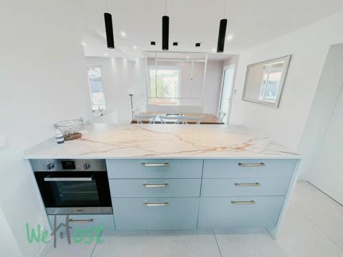 - une cuisine avec un comptoir bleu et une cuisinière dans l'établissement Beautiful Villa with Pool Parking St Jean de Luz, à Saint-Jean-de-Luz