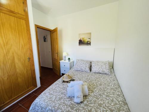 une chambre avec un lit avec deux serviettes dessus dans l'établissement Cortijo Mira con piscina privada by At Home, à Río