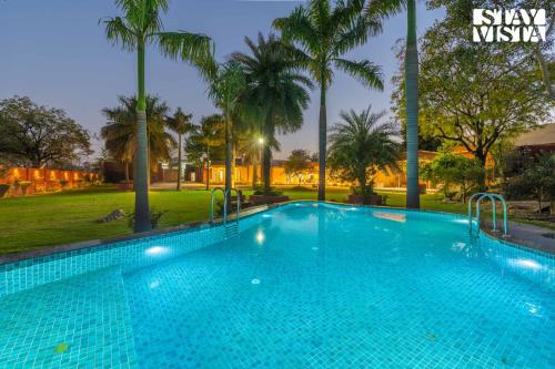 Πισίνα στο ή κοντά στο StayVista at Palash Van Luxury 3BR Private Pool Villa in New Delhi with Bonfire, Wi-Fi