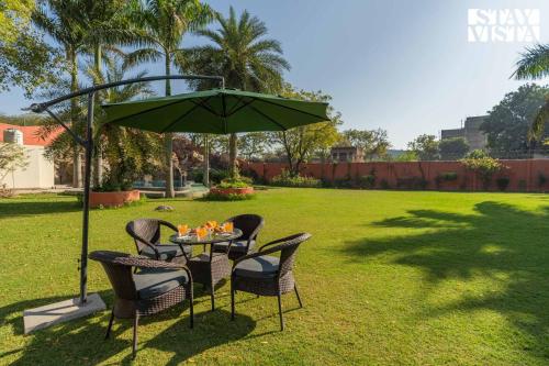 Κήπος έξω από το StayVista at Palash Van Luxury 3BR Private Pool Villa in New Delhi with Bonfire, Wi-Fi