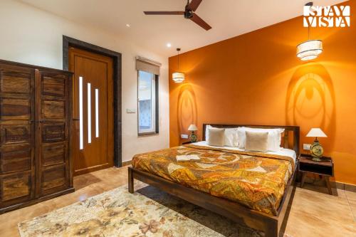 Ένα ή περισσότερα κρεβάτια σε δωμάτιο στο StayVista at Palash Van Luxury 3BR Private Pool Villa in New Delhi with Bonfire, Wi-Fi