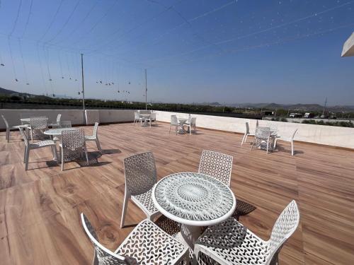 a patio with a table and chairs on a roof at Hotel Simony Palace in Lakāwās