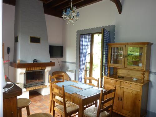 une cuisine avec une table et une salle à manger dans l'établissement Les Granges Du Bout De La Ville, à Montville