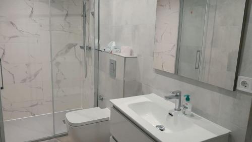 łazienka z toaletą, umywalką i prysznicem w obiekcie Veracruz Alquilevante w mieście Benidorm