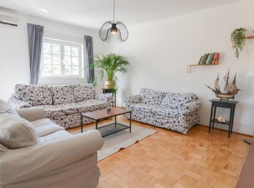 Χώρος καθιστικού στο Apartment Villa Troskot