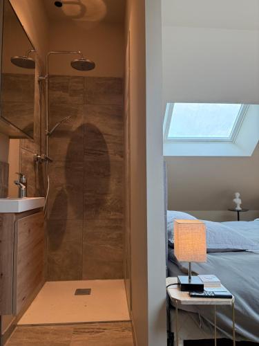 La salle de bains est pourvue d'une douche, d'un lavabo et d'un lit. dans l'établissement B&W Maison tout confort Honfleur, à Gonneville-sur-Honfleur