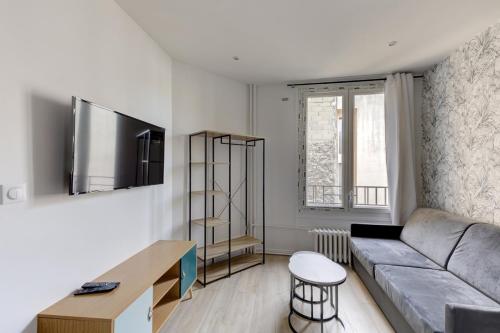 un salon avec un canapé et une table dans l'établissement 544 Suite Champignon - Superb Sacré-Coeur studio, à Paris