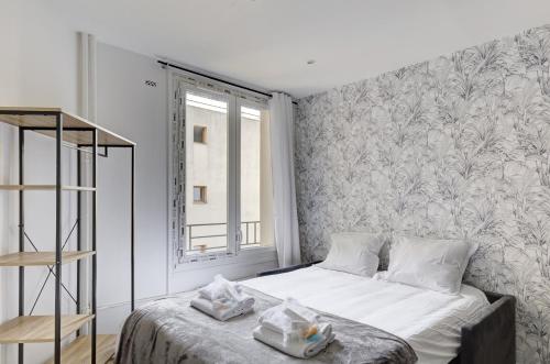 une chambre avec un lit et une fenêtre dans l'établissement 544 Suite Champignon - Superb Sacré-Coeur studio, à Paris