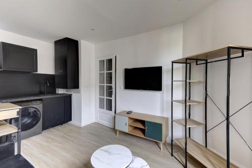 un petit appartement avec une cuisine et un salon dans l'établissement 544 Suite Champignon - Superb Sacré-Coeur studio, à Paris