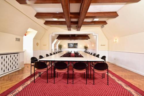 a large meeting room with a table and chairs at Hotel Graf von Mansfeld in Lutherstadt Eisleben