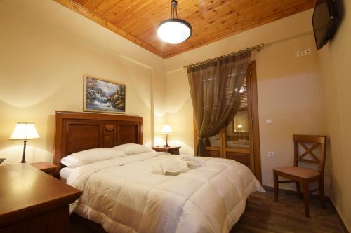 A bed or beds in a room at Driopes Villas
