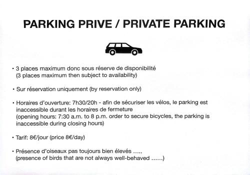 a screenshot of a webpage with a car on it at Hôtel Le Mirage in Saintes-Maries-de-la-Mer