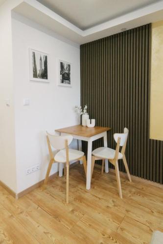 a dining room with a table and chairs at NEUES Apartment in Top Lage, free Parking max 1,65m Höhe und 1,8m Breite in Karlsruhe
