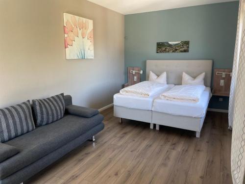 Postel nebo postele na pokoji v ubytování Hotel Markgräfler Hof
