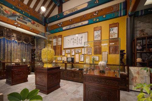 a museum with a vase and other items on display at Datong Yunzhong Traditional Courtyard in Datong