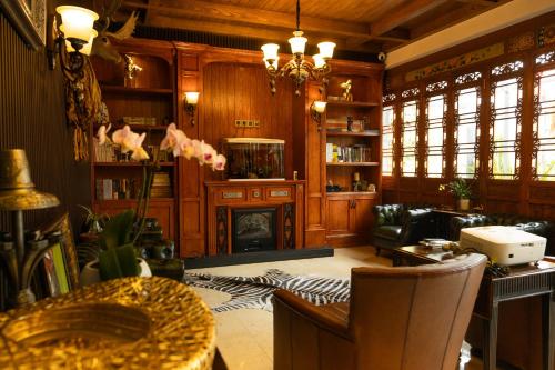 a living room with a fireplace and wooden walls at Datong Yunzhong Traditional Courtyard in Datong