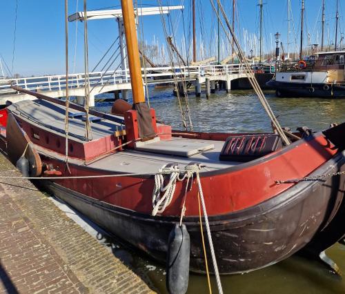 a boat docked at a dock in the water at Bed & Breakfast De Punt in Monnickendam