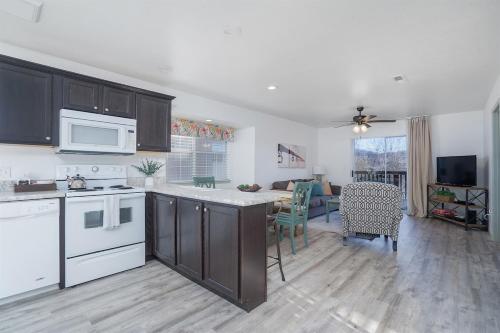 Kuchyň nebo kuchyňský kout v ubytování The Cove 5-3 By SDC, Big Deck, Pool, Hot Tub, By Lake , No Stairs