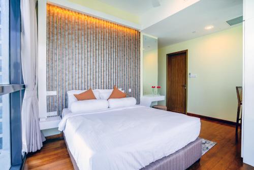 Una cama o camas en una habitación de Sky View Apartment