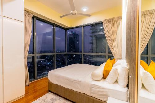 Una cama o camas en una habitación de Sky View Apartment