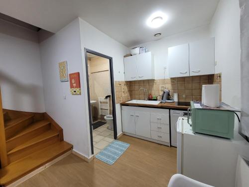 une cuisine avec un escalier menant à une salle de bain dans l'établissement Duplex apartment 700 m from Compiègne train station, à Margny-lès-Compiègne