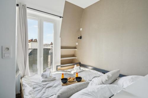 - une chambre avec un lit et un plateau de nourriture dans l'établissement 505 Suite Mozart 2 - Cosy studio in Paris 16th, à Paris