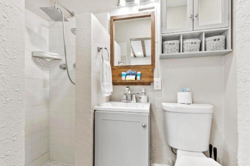 Koupelna v ubytování Winter Getaway! Walkable to Beach Access, Restaurants & Nightlife! Beach Equipment Included & Pet Friendly!