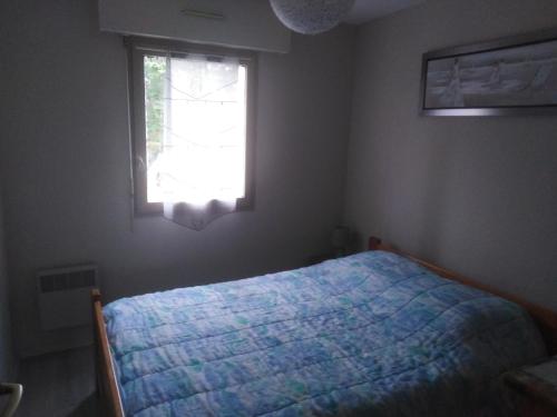 une chambre avec un lit et une fenêtre dans l'établissement Résidence des argonautes, à Arzon