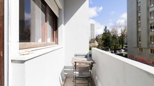 Bright apartment next metro