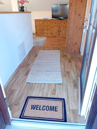 a welcome mat on the floor of a house at Stellas Monteurwohnungen in Dennheritz