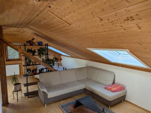 Гостиная зона в Eigene Etage im charmanten Holzhaus