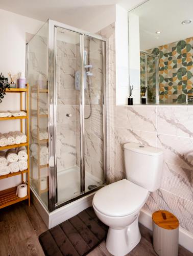 a bathroom with a toilet and a shower at Entire 1 Bedroom Flat Near Bradford Centre and Shipley in Bradford