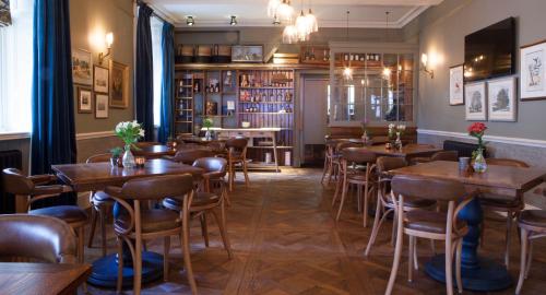 un restaurante con mesas y sillas en una habitación en Royal Ship, en Dolgellau