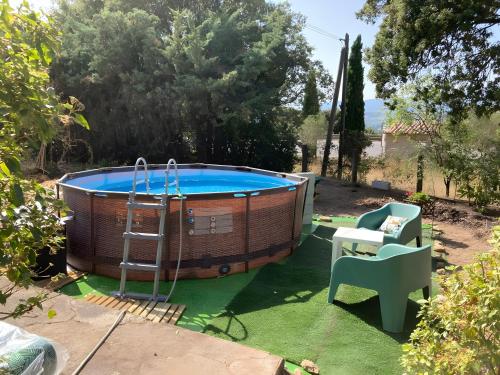 - un bain à remous dans une cour avec une chaise et une échelle dans l'établissement La Bastidonne, à La Bastidonne