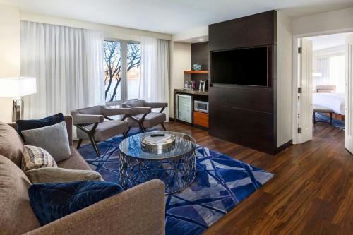 a living room with a couch and a tv at South Sioux City Marriott Riverfront in South Sioux City