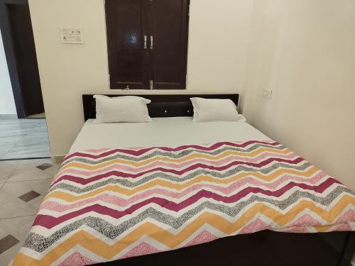 Postel nebo postele na pokoji v ubytování Shankar Palace